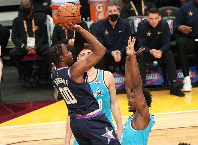 开云体育下载-新秀赛库明加意兴阑珊 下半赛季他将继续重拳出击