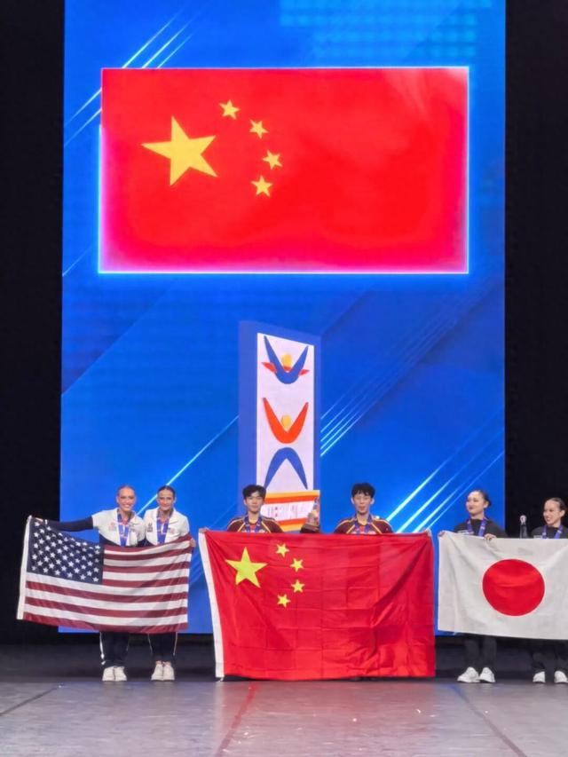 中国啦啦操队世锦赛创佳绩，中美青少年开展友好互动|中国队|体育比赛|花球|比赛|运动员_新浪新闻